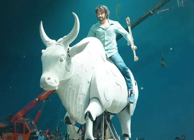 BTS video from SS Rajamouli’s Varanasi breaks down how Mahesh Babu’s bull entrance was crafted, watch : Bollywood News - Bollywood Hungama