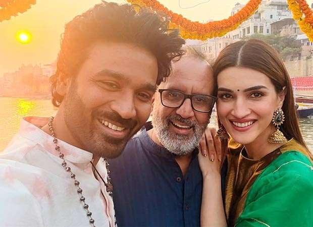 Kriti Sanon shares heartwarming Varanasi moment with Dhanush, Aanand L Rai; watch : Bollywood News - Bollywood Hungama