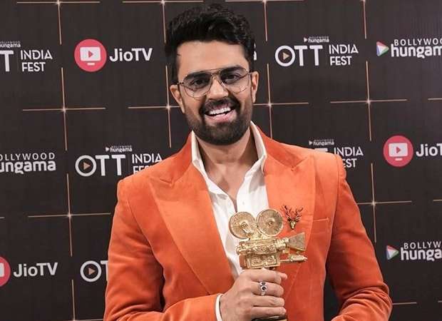 Maniesh Paul breaks down on stage, dedicates his Bollywood Hungama award to late Dharmendra with an unforgettable memory : Bollywood News - Bollywood Hungama
