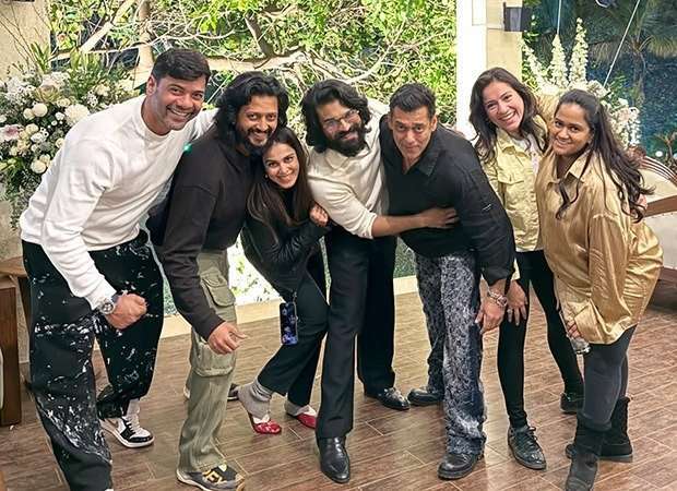 Ram Charan joins Salman Khan on latter&rsquo;s 60th birthday bash as superstar wins hearts serving Bhelpuri to guests 60 : Bollywood News - Bollywood Hungama