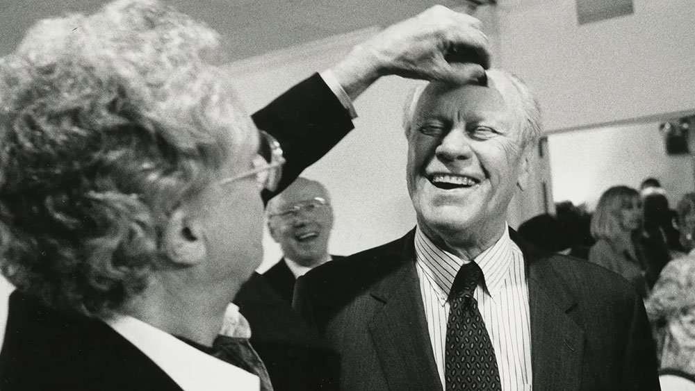 Real 2 Reel: A Savage Art (The Life & Cartoons of Pat Oliphant) - Morbidly Beautiful