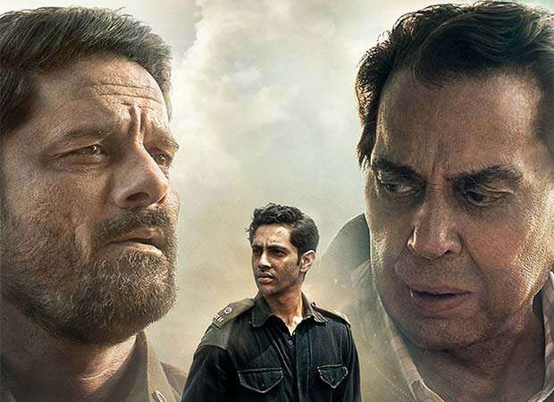 Defence Minister Rajnath Singh felicitates Param Vir Chakra hero Arun Khetarpal&rsquo;s family at special screening of Ikkis