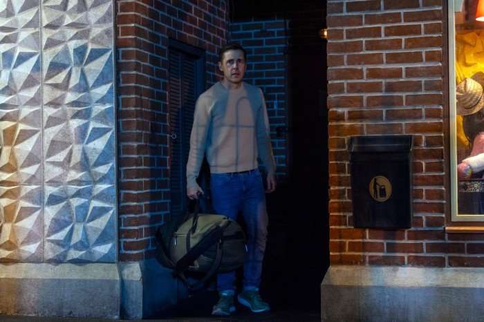 Todd hides in an alleyway with his bag in a scene from Coronation Street