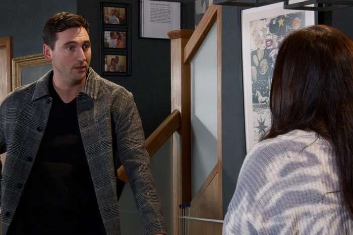 Kit talks to David and Shona in Coronation Street