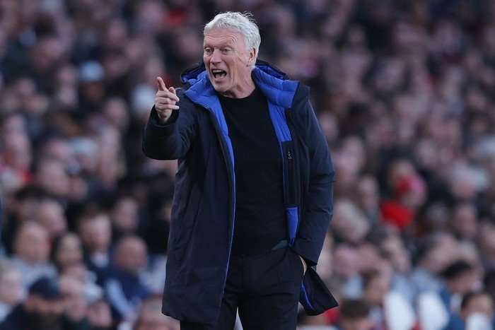 Everton manager David Moyes, in a dark jacket, points his finger and shouts on the touchline at the Emirates.