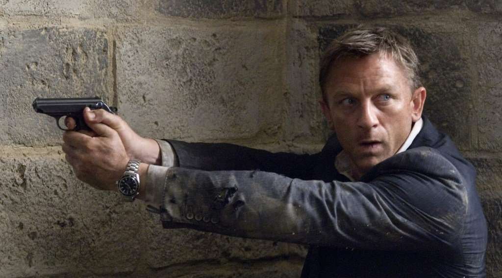 Daniel Craig with gun in Quantum of Solace