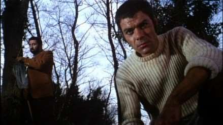 claudio-camaso-e-sullo-sfondo-leopoldo-trieste-in-una-scena-del-film-reazione-a-catena-161796