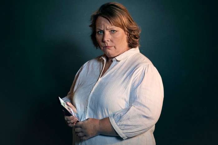 Joanna Scanlan as Sarah Gleason in Missed Call.