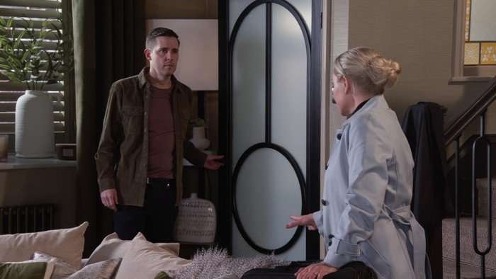 01_06_coro_todd_lisa_01 Todd walks into Lisa's house in Coronation Street