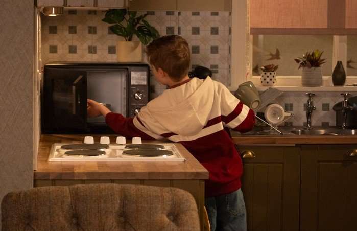 02_06_coro_bertie_daniel_03 Bertie checks the microwave in Coronation Street