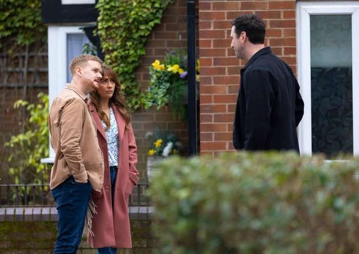 Kit talks to Gary and Maria in Coronation Street