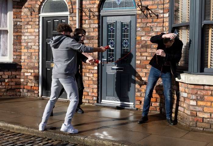 Two masked teenagers attack Daniel with paint in Coronation Street