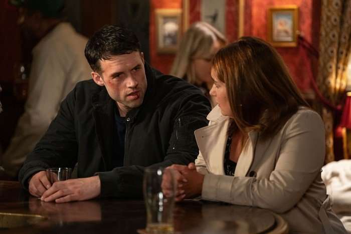Mark and Vicki chatting in the pub in EastEnders