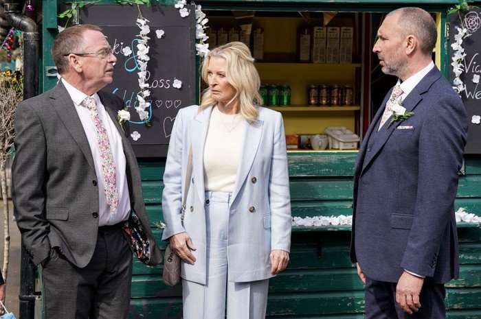Ross stood beside Ian and Kathy at the park in EastEnders