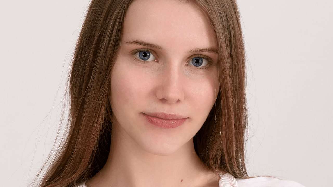 Ava Jager As Violet&Nbsp;