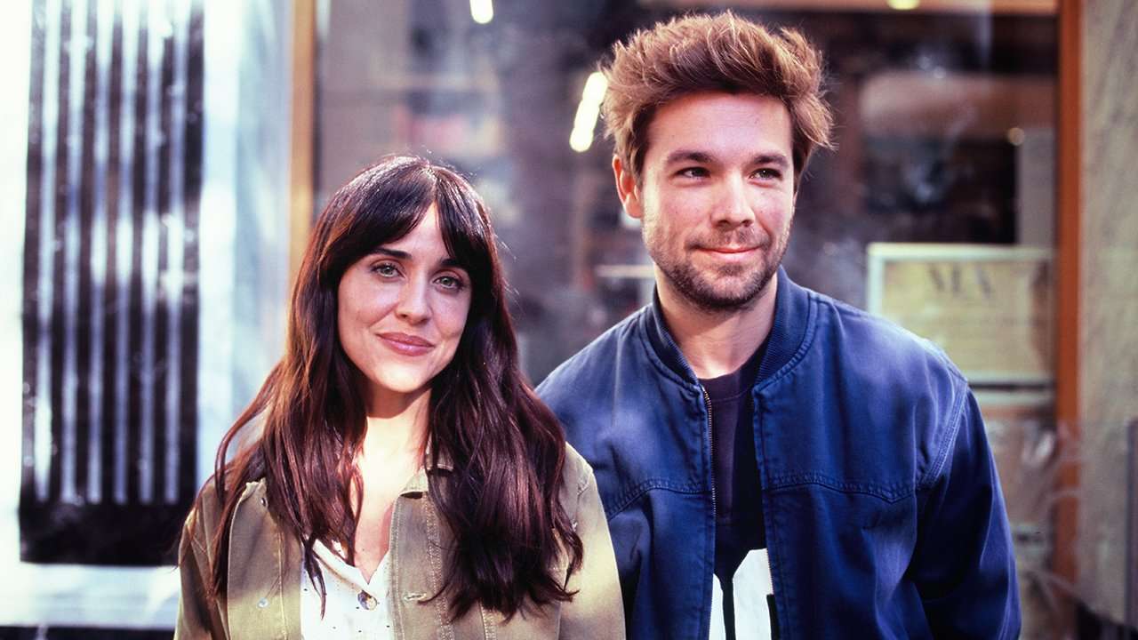 El Acercamiento De La Mujer Cactus Y El Hombre Globo