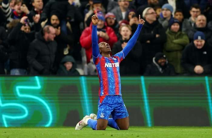 LONDON, ENGLAND - DECEMBER 29: Eberechi Eze of Crystal Palace celebrates scoring his team's second goal during the Premier League match between Crystal Palace FC and Southampton FC at Selhurst Park on December 29, 2024 in London, England. (Photo by Bryn Lennon/Getty Images)