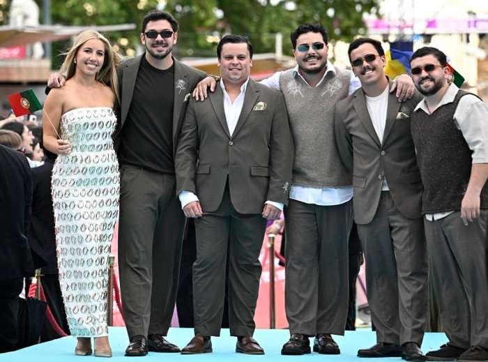 Miguel Costa, Duarte Farias, Francisco Raposo, Luis Aleixo and Francisco Pestana all stood next to one another smiling for a photo.