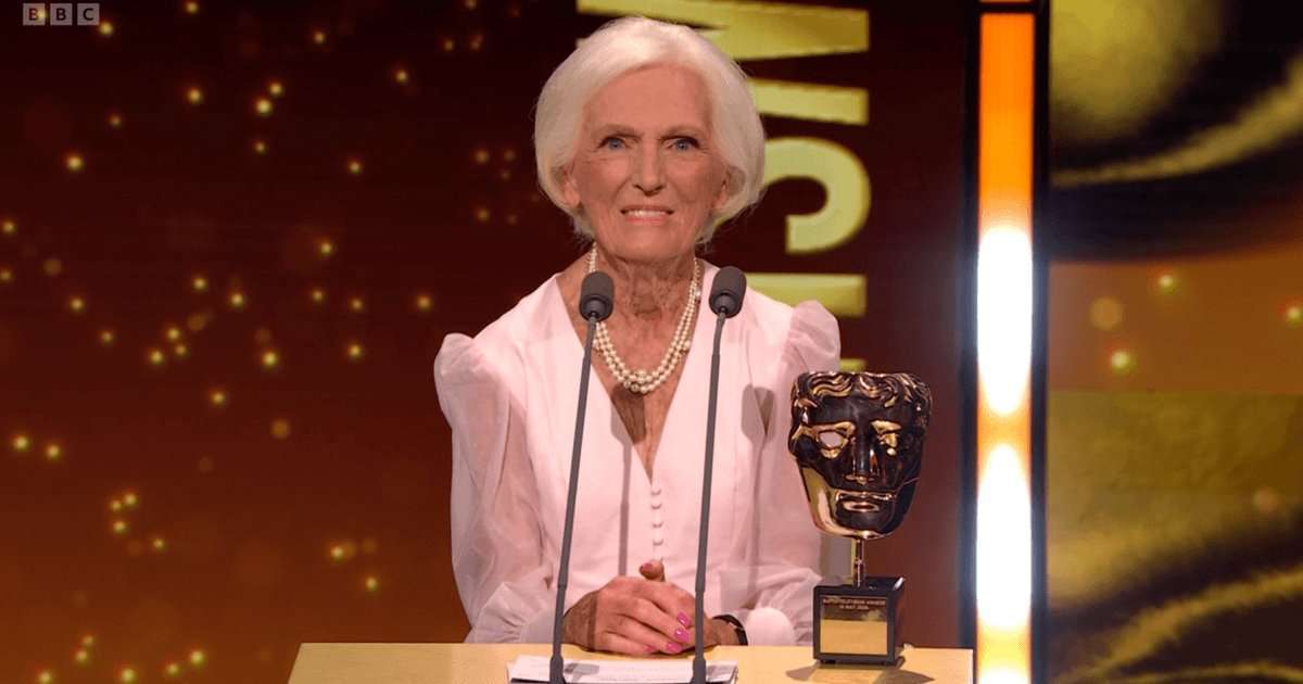 Mary Berry calls for us to "cherish" the BBC as she accepts prestigious award and pays tribute to children