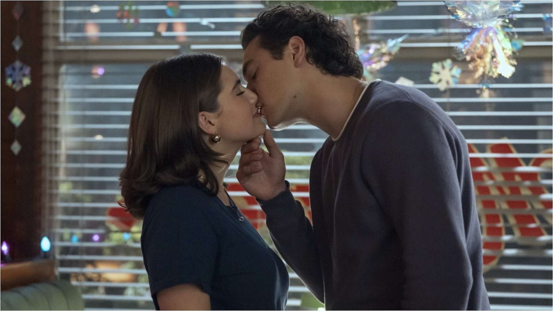 Off Campus Review: A Hockey Romance That's More Wholesome Than Heated | Den of Geek