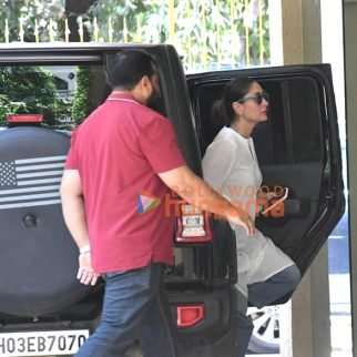 Photos: Kareena Kapoor Khan snapped at Karishma Kapoor's house in Bandra