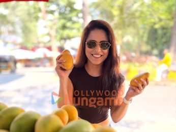 Photos: Madhurima Tuli snapped while shopping for mangoes in Andheri