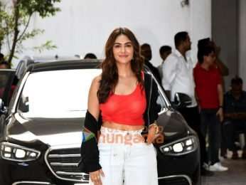 Photos: Varun Dhawan, Mrunal Thakur and Pooja Hegde snapped promoting Hai Jawani Toh Ishq Hona Hai in Bandra