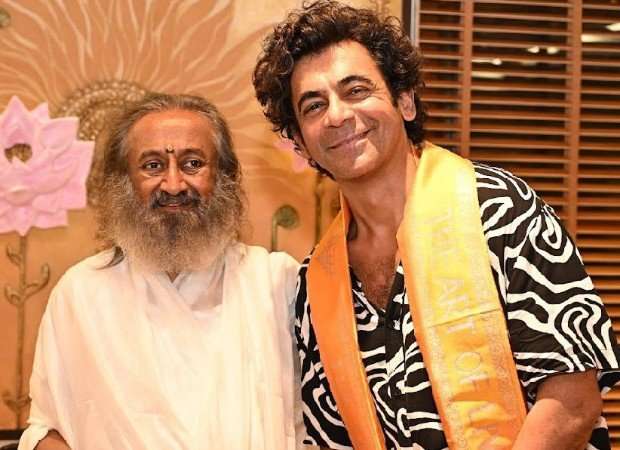 EXCLUSIVE: Sunil Grover asks Gurudev Sri Sri Ravi Shankar if he can mimic him after Aamir Khan; Gurudev jokes, "Mujhe mat phasao bhai"