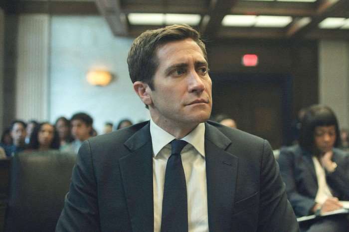 Jake Gyllenhaal in Presumed innocent Jake Gyllenhaal in Presumed innocent wearing a suit and sat in a courtroom