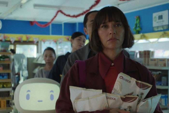 sunny-rashida-jones Suzie (Rashida Jones) stands in line at a supermarket holding several pouches of noodles