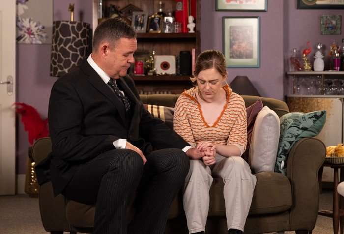 06_07_coro_george_christina_summer_03 George apologises to Summer in a scene from Coronation Street