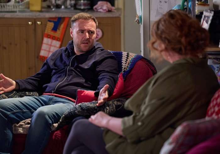 Tyrone and Fiz chat in their living room in Coronation Street