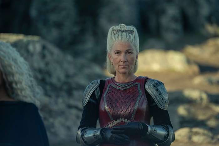 Eve Best as Rhaenys Targaryen in House of the Dragon Eve Best as Rhaenys Targaryen in House of the Dragon in red black and gold armour