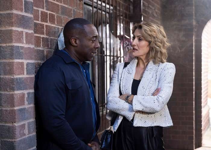 22_06_coro_vinta_fiona_01 Fiona and Ronnie stood in an alleyway in a scene from Coronation Street