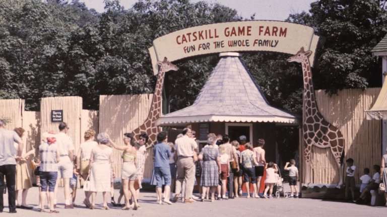 AMERICAN ZOO Film Still 01 - A line gathers outside the Catskill Game Farm.