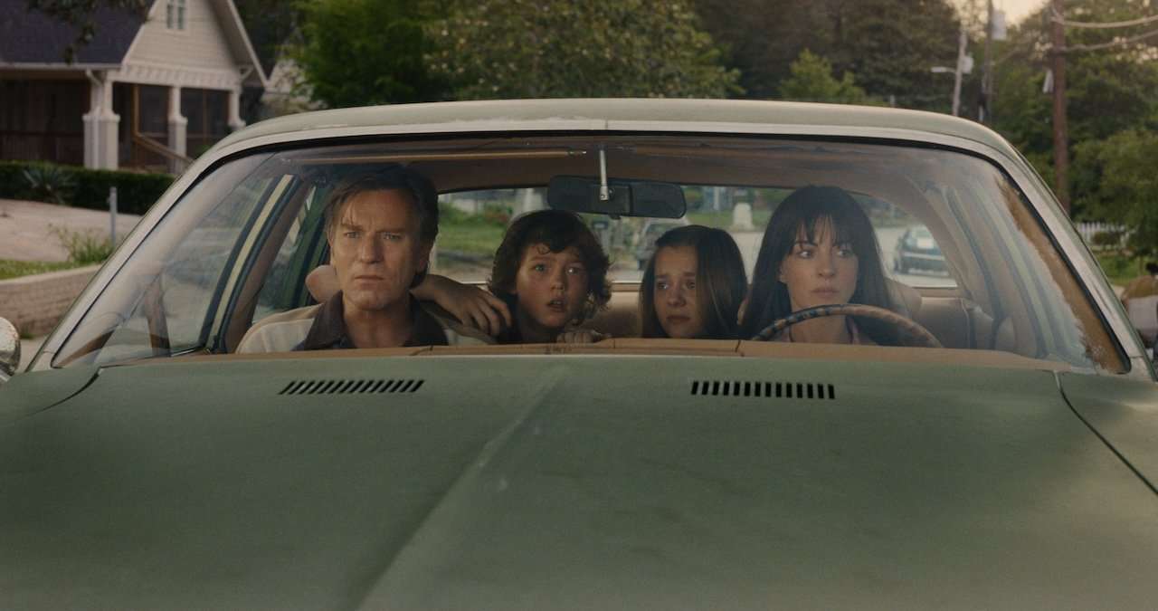 Anne Hathaway and Ewan McGregor Fight Dinosaurs in a Movie That ISN'T Jurassic Park | Den of Geek