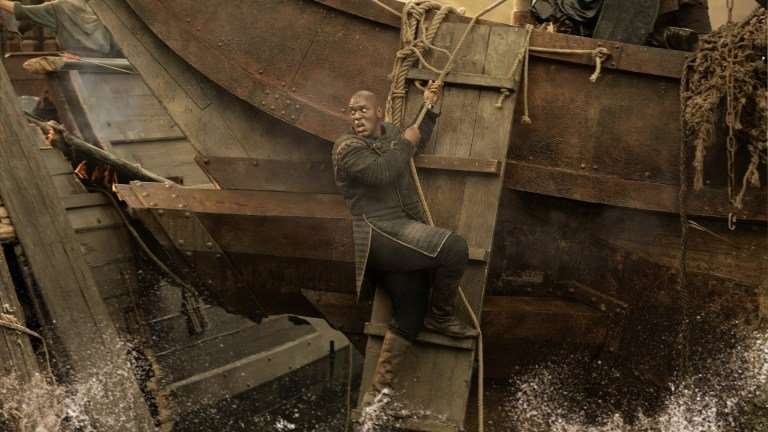 Alyn of Hull (Abubakar Salim) clings to his ship during the Battle of the Gullett on House of the Dragon season 3.
