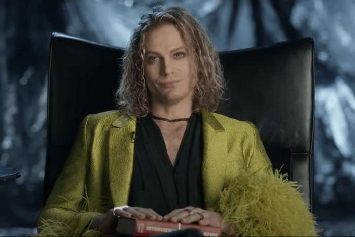 Sam Reid as Lestat in Interview with the Vampire season 3 in a green jacket and black top