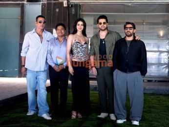 Photos: Akshay Kumar, Disha Patani, Suniel Shetty, Arshad Warsi and others snapped promoting their film Welcome To The Jungle in Juhu Photos: Akshay Kumar, Disha Patani, Suniel Shetty, Arshad Warsi and others snapped promoting their film Welcome To The Jungle in Juhu