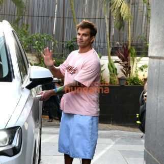Photos: Karan Singh Grover snapped in Santacruz Photos: Karan Singh Grover snapped in Santacruz