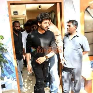 Photos: Kartik Aaryan snapped outside a restaurant in Bandra
