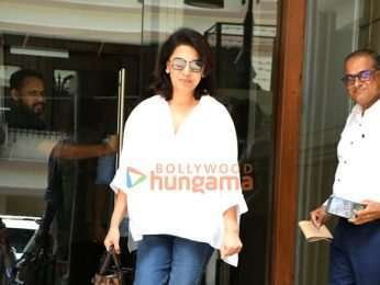 Photos: Neetu Singh spotted outside a dental clinic in Khar Photos: Neetu Singh spotted outside a dental clinic in Khar
