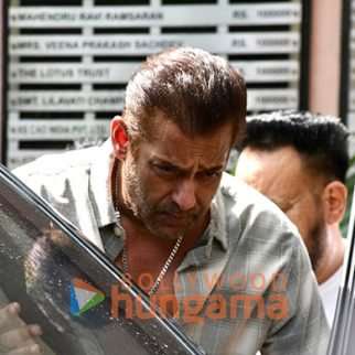 Photos: Salman Khan, Sohail Khan, Arbaaz Khan and others snapped at Kumud Rane's funeral