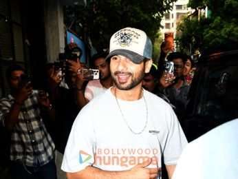 Photos: Shahid Kapoor snapped outside a cafe in Bandra Photos: Shahid Kapoor snapped outside a cafe in Bandra