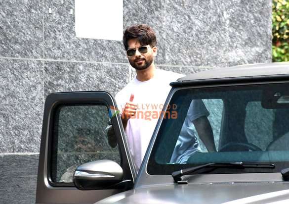 Photos: Shahid Kapoor snapped outside a gym in Bandra