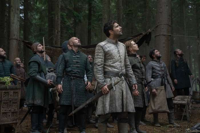 Ser Criston Cole (Fabien Frankel), Ser Gwayne Hightower (Freddie Fox) and others watch the skies in House of the Dragon season 3.
