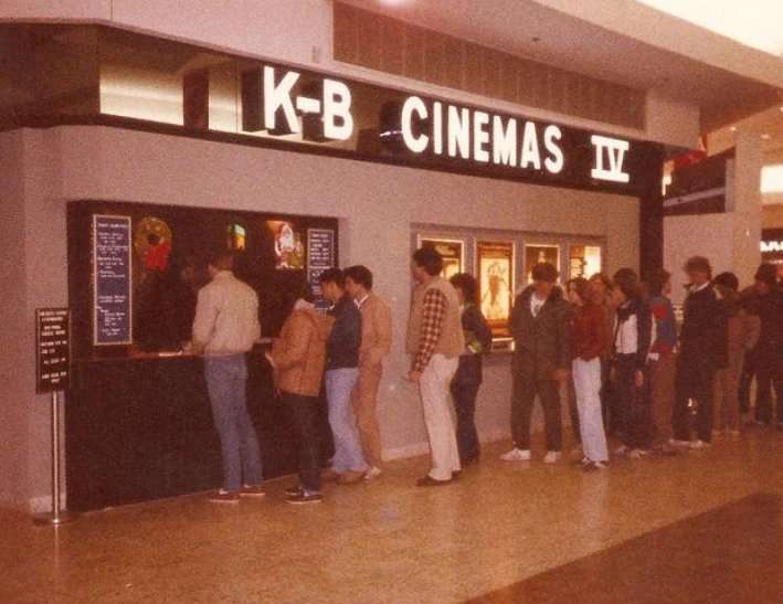 9 Photos of What it Looked Like to Watch Movies in the '70s & '80s | Den of Geek