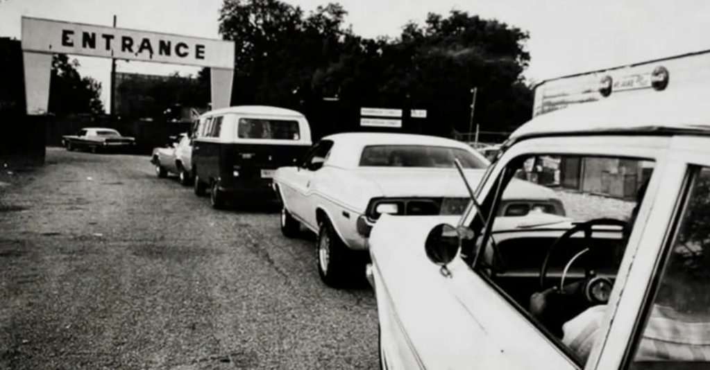 9 Photos of What it Looked Like to Watch Movies in the '70s & '80s | Den of Geek