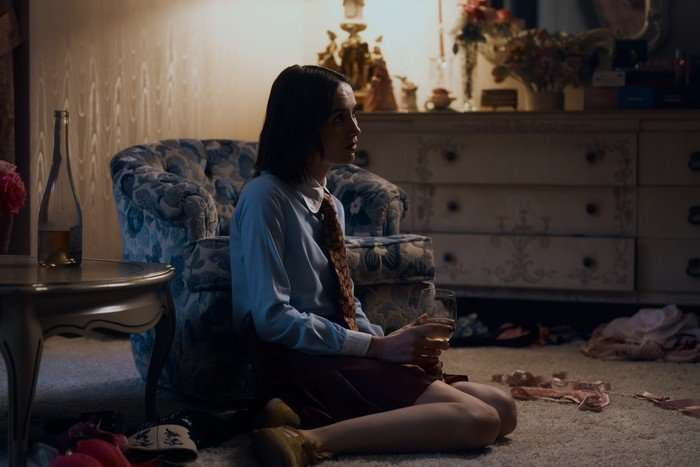 Maude Apatow sits in character on the floor of Lexi Howard's apartment in the Euphoria season 3 finale.