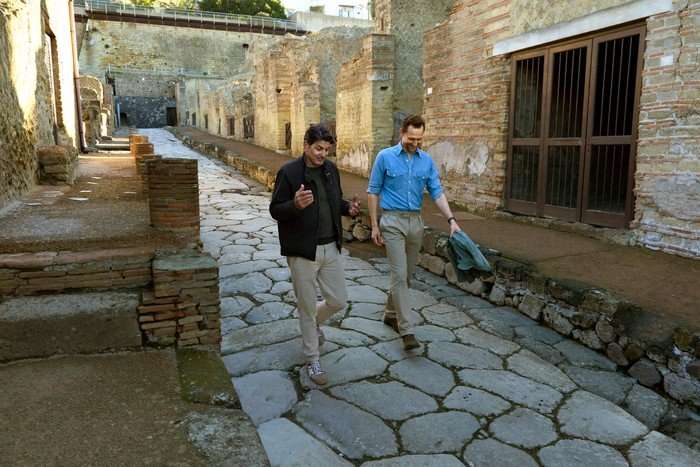 103_Survival_PompeiiOutOfTimeWithTomHiddleston_014 Dr Darius Arya and Tom Hiddleston walk the streets of Pompeii.